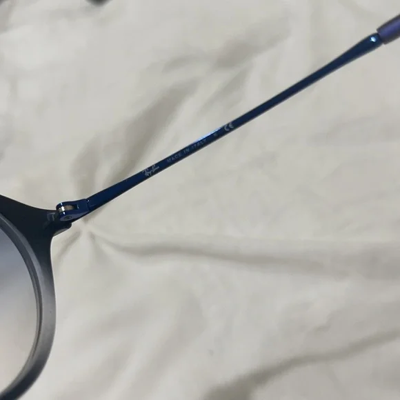 💙Sunglasses
Ray-Ban
RB-4243 - 6225/19 - Picture 10 of 15